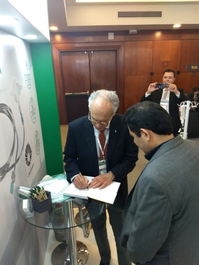 Prof. Carlos Arturo Levi DAncona autografando livro