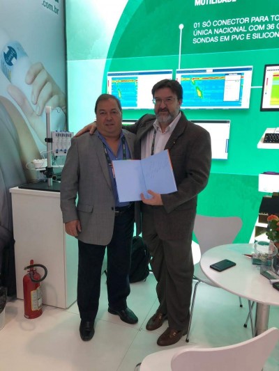Sr. Manoel Soares recebendo livro do amigo Dr. Ricardo Guilherme Viebig.