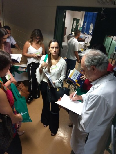 Prof. Carlos Arturo Levi DAncona autografando livro.